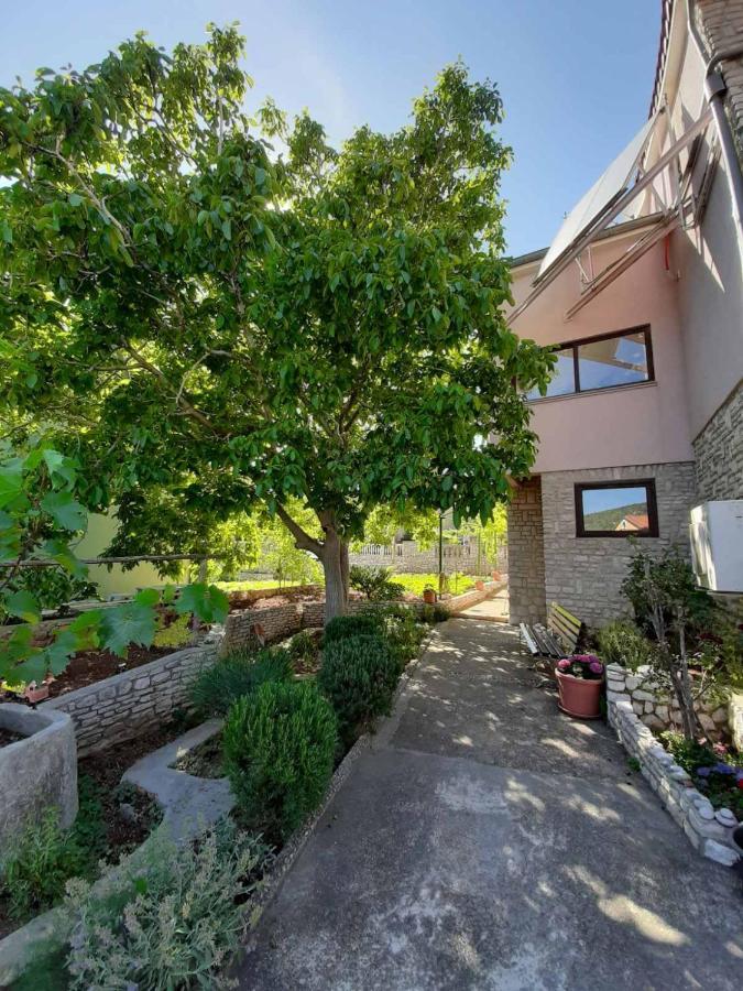Apartments Izabela Muzic-Fornaric Cres Exterior foto